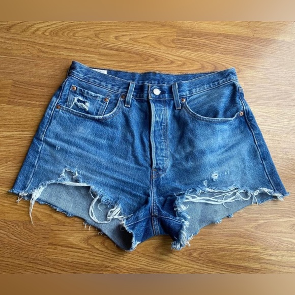 Levi’s 501 Shorts- Women’s - Picture 3 of 5
